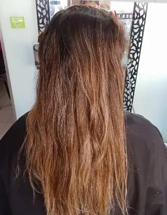 Antes: cabelo comprido castanho com pontas claras e sem forma