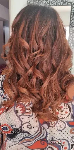 Cabelo acobreado com caracóis definidos