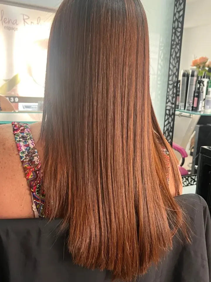 Cabelo comprido liso em tom cobre