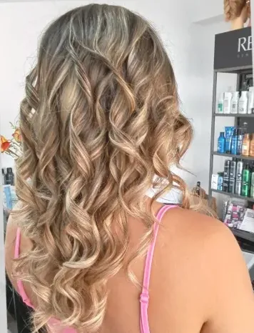 Depois: cabelo loiro com madeixas e caracóis largos