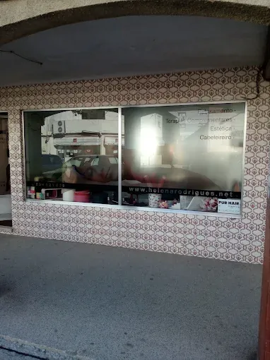 Montra do salão com azulejo e a indicação de cabeleireiro, estética e terapias