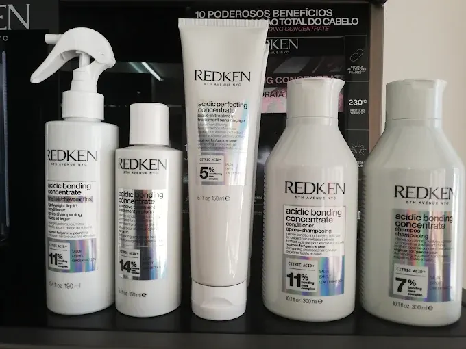 Linha Redken Acidic Bonding Concentrate na prateleira do salão